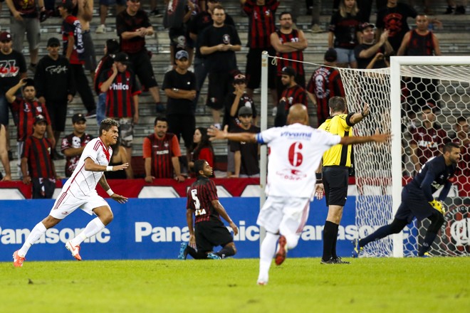 Josy fez o segundo, para desespero da incrédula torcida atleticana. | Brunno Covello/Gazeta do Povo