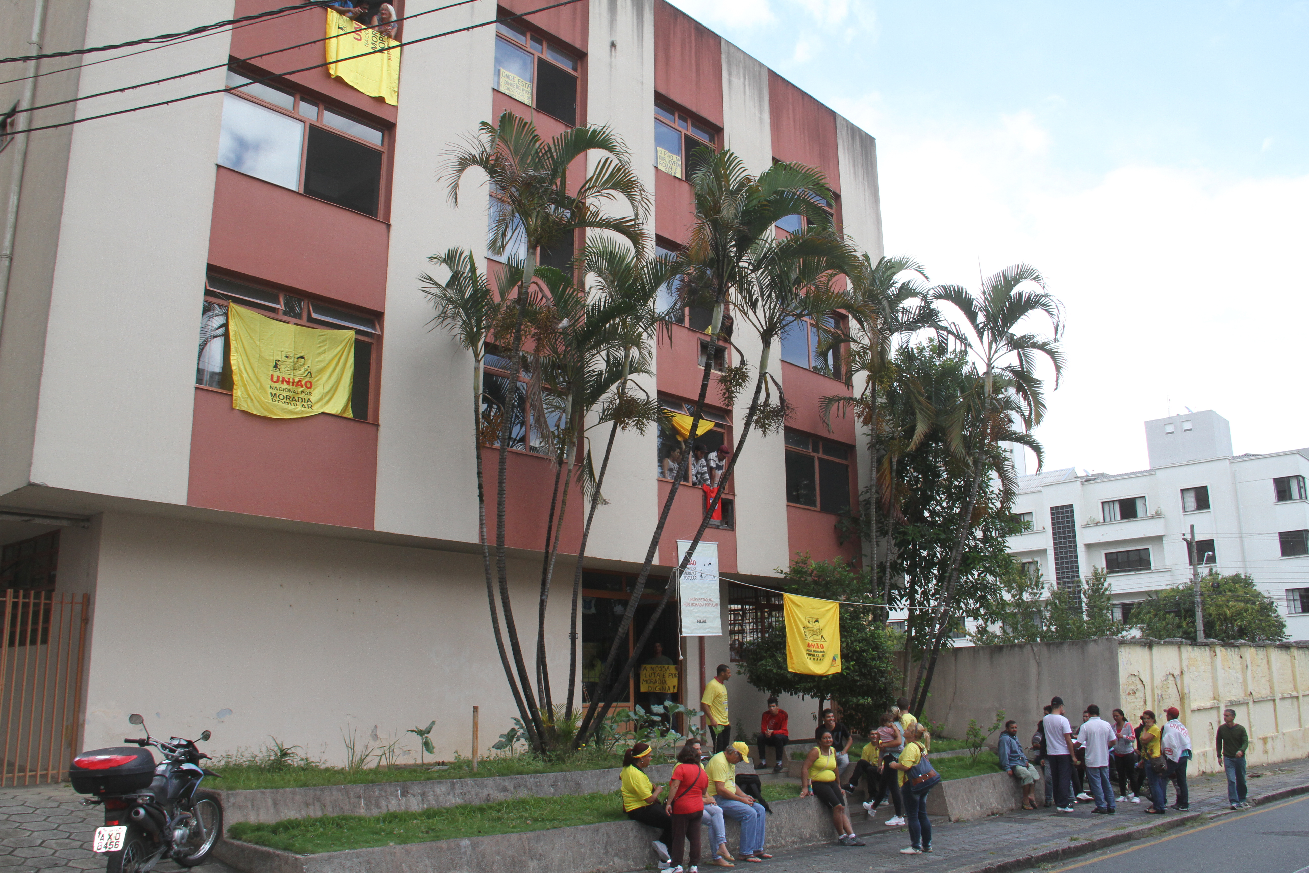 Manifestantes continuam no prédio após conversa com a gerência do INSS e há possibilidade de que instituto entre com ação de reintegração de posse | gerson klaina/Tribuna do Parana