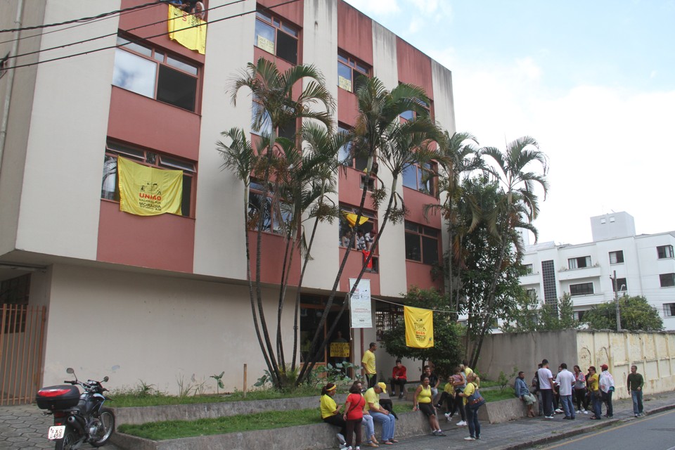Manifestantes continuam no prédio após conversa com a gerência do INSS e há possibilidade de que instituto entre com ação de reintegração de posse | gerson klaina/Tribuna do Parana