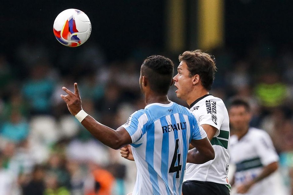 Keirrison disputa a bola com Silvio: atacante saiu do banco para fazer a jogada do primeiro gol contra o Londrina | Brunno Covello/Gazeta do Povo