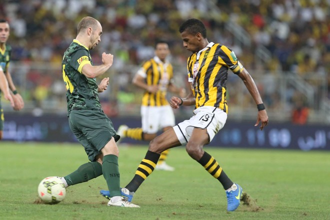 CANETA: Adrian Mierzejewski (à esq.), do Al-Nassr, vê a bola de Ahmed Asiri, do Al-Ittihad’s, passar por baixo de suas pernas, no campeonato saudita. | STR/EFE
