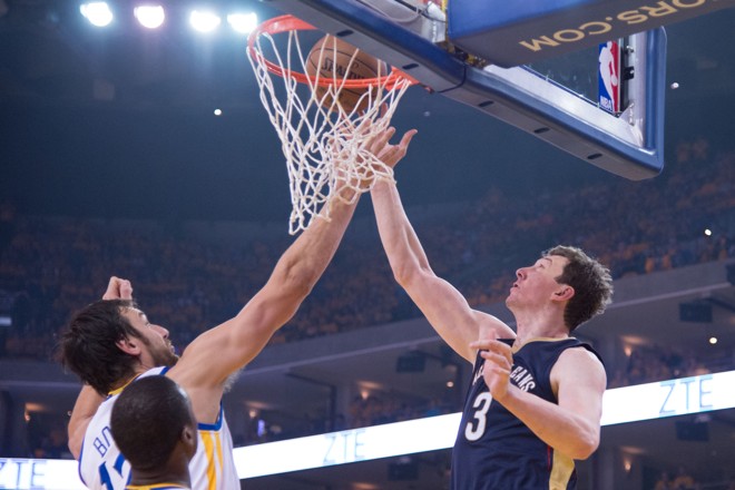É MINHA Andrew Bogut (dir) e Ömer Asik na disputa sob o aro: deu Golden State Warrios, de Bogut. | Kyle Terada/USA Today Sports