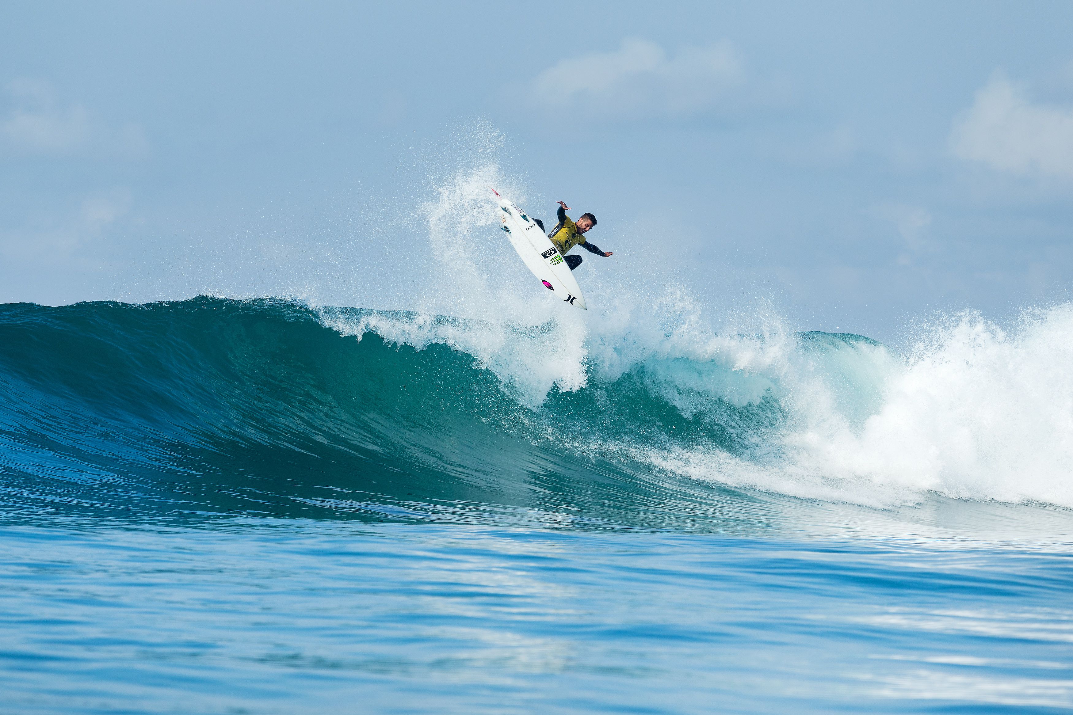Filipe Toledo dá um dos dois aéreos que conseguiu na mesma onda, o que rendeu uma nota 9,17. | © WSL / Kelly Cestari