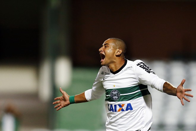 De pênalti, Wellington Paulista marcou o primeiro do Coritiba contra o Cascavel. | Albari Rosa/Gazeta do Povo