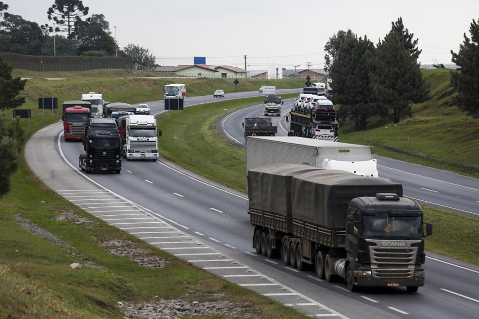 Isenção de pedágio para eixo suspenso de caminhões vazios entra em vigor neste sábado (18). | Brunno Covello/Gazeta do Povo