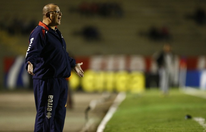Desde o início, a apresentação do Paraná não estava agradando ao técnico Luciano Gusso, que cansou de passar instruções e reclamar dos lances errados do time na beira do gramado. | Hugo Harada/Gazeta do Povo