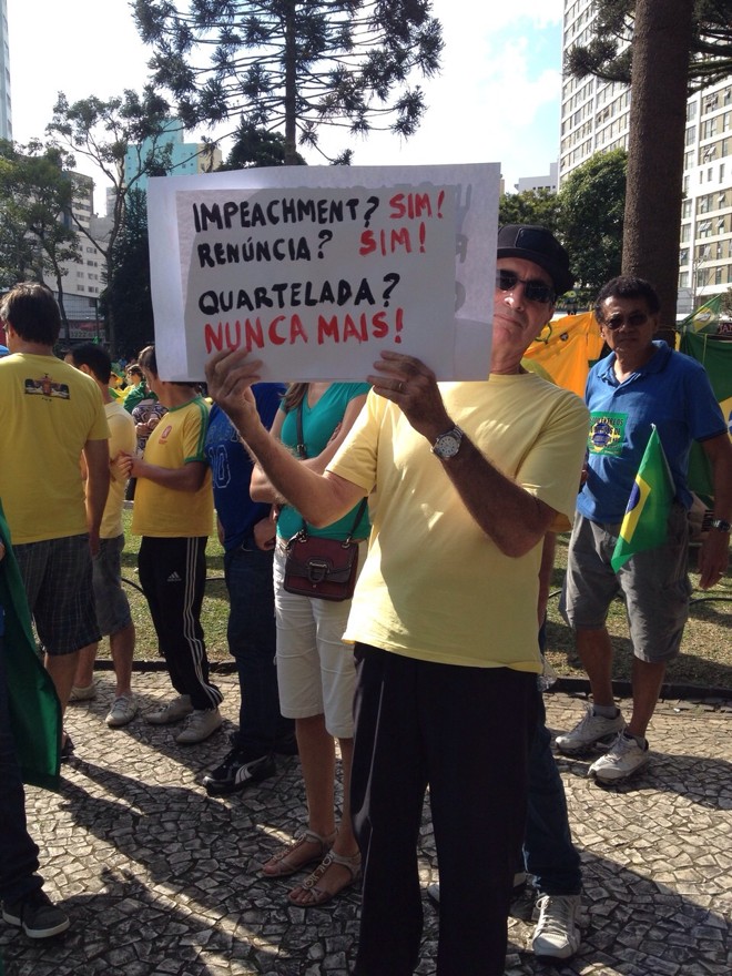 Manifestante deixa claro: renúncia ou impeachment, pode ser; intervenção militar, nunca mais. | Gazeta do Povo