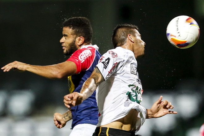 Ninguém viu, mas a bola saiu pela direita. | Brunno Covello/Gazeta do Povo