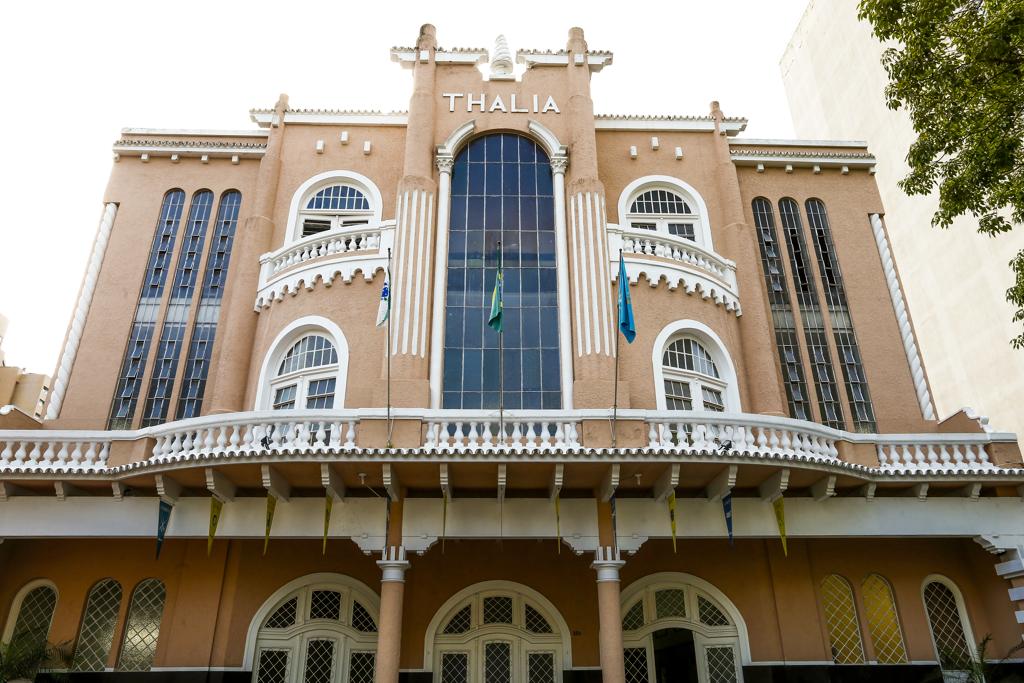 Prédio foi construído com base na arquitetura eclética e tem elementos na fachada que flertam com traços barrocos do século 17 e 18, mas não na sua essência. | Hugo Harada/Gazeta do Povo