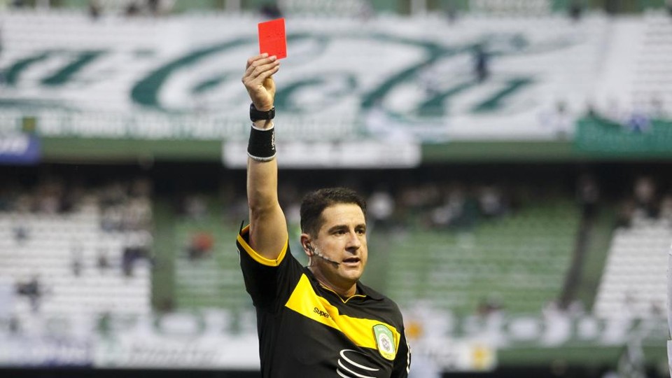 Adriano Milczvski já apitou uma vitória alviverde em decisão de Estadual: foi o 3 a 1 no segundo Atletiba decisivo de 2013. | André Rodrigues/Gazeta do Povo