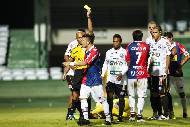 Cartão amarelo para Rossi por reclamação. | Brunno Covello/Gazeta do Povo