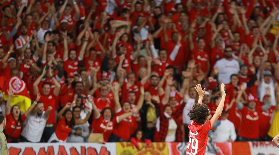 O meio-campista Valdívia comemora o gol que incendiou o Beira-Rio e garantiu o Internacional nas oitavas de final da Libertadores. | Silvio Ávila/EFE