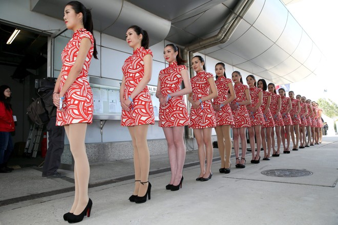 As grid girls chinesas enfileiradas no paddock. | WU HONG/EFE