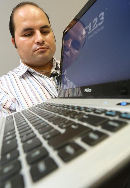 Cleverton Barros: software desenvolvido por paranaense ajuda o deficiente visual a usar o computador. | Ivonaldo Alexandre/Gazeta do Povo
