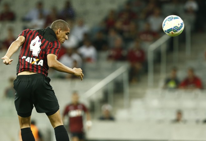 Zagueiro Lula aproveita cruzamento de Felipe e marca o gol dele sobre o Remo. | Hugo Harada/Gazeta do Povo