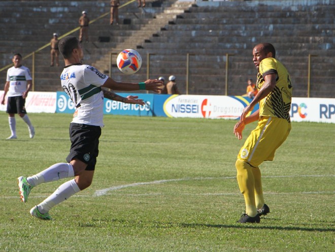 Wellington Paulista mata no peito e prepara a finalização. | Divulgação/ Coritiba