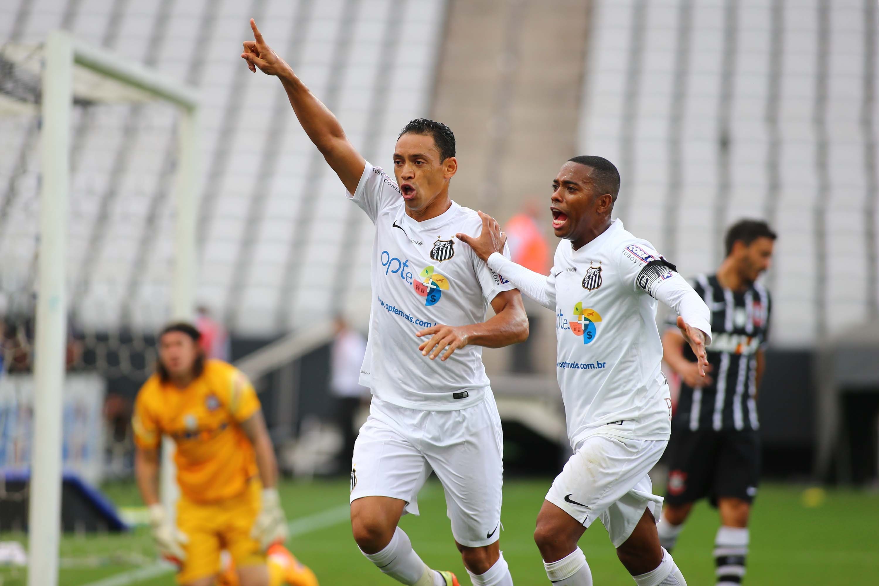 Ricardo Oliveira (à esq.) comemora com Robinho o gol de empate do Santos contra o Corinthians, no Itaquerão. | Marcos Bezerra/Folhapress