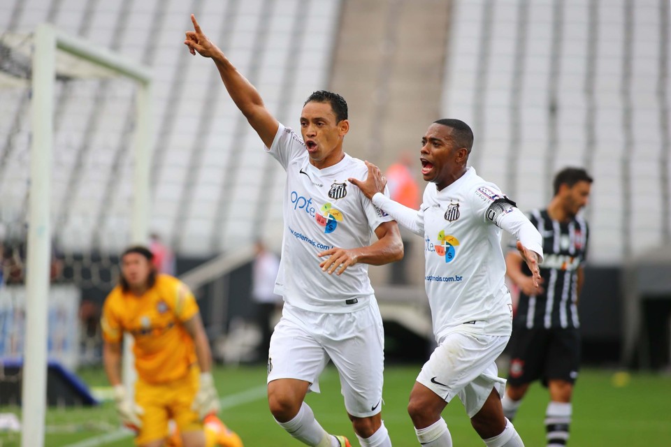 Ricardo Oliveira (à esq.) comemora com Robinho o gol de empate do Santos contra o Corinthians, no Itaquerão. | Marcos Bezerra/Folhapress