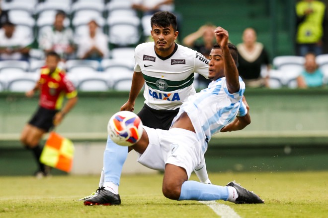 Rafhael Lucas foi dúvida durante parte da semana e não aguentou o primeiro tempo. | Brunno Covello/Gazeta do Povo