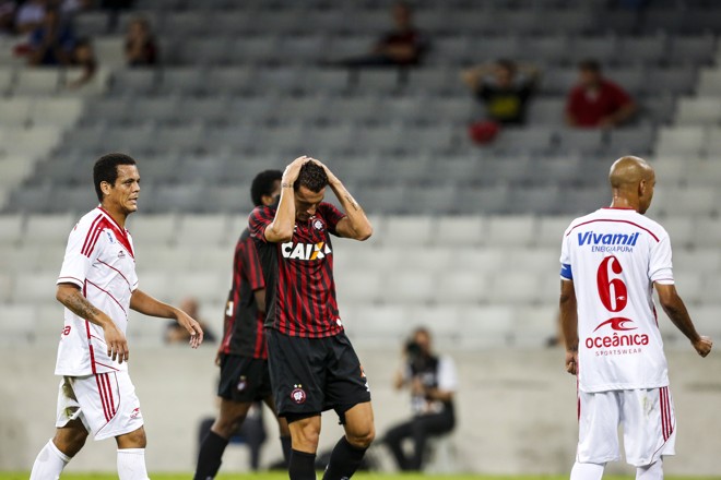Gustavo desolado com a atuação atleticana. | Brunno Covello/Gazeta do Povo