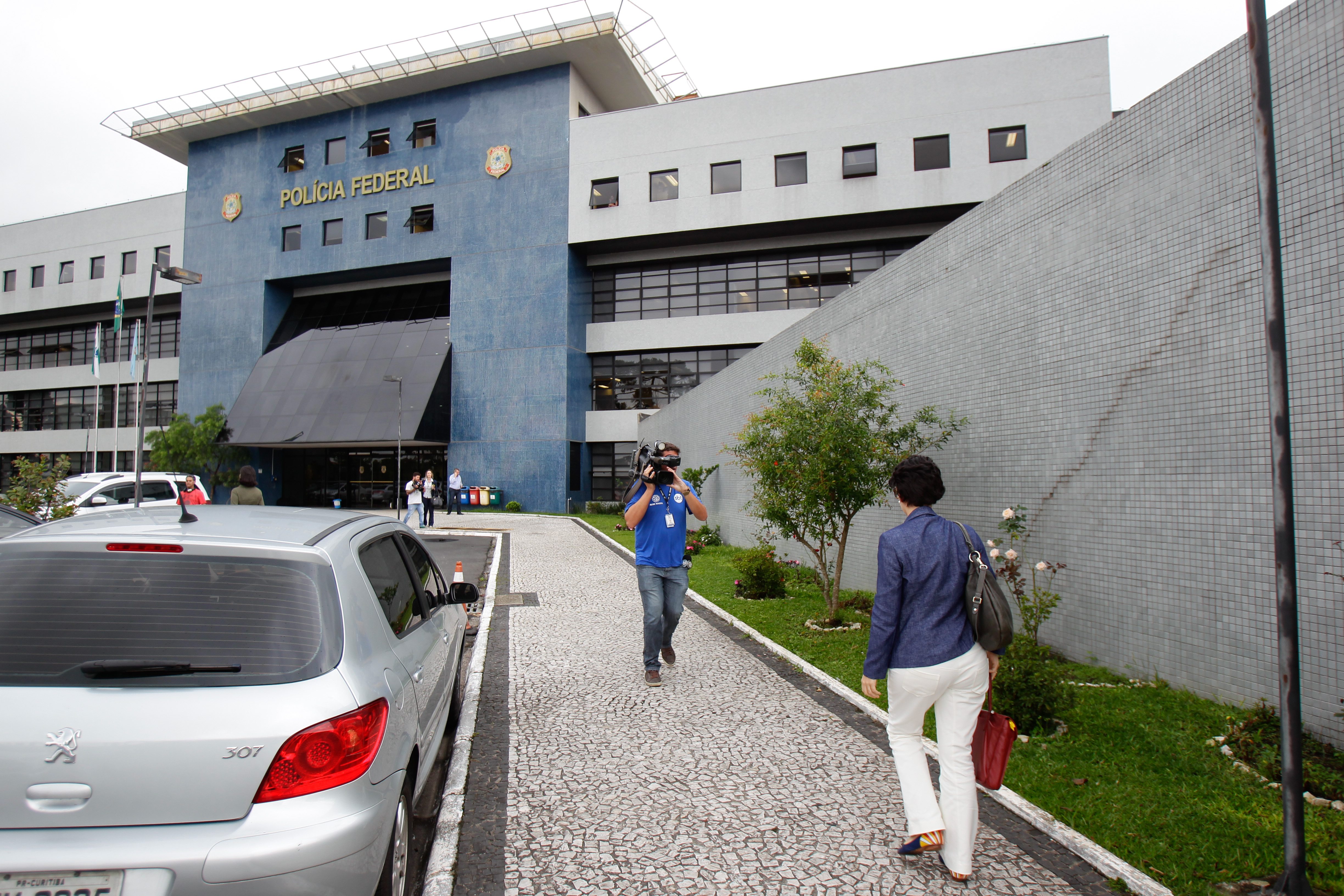 Movimentação na sede da Polícia Federal em Curitiba, para onde são encaminhados os envolvidos na operação Lava Jato. | Daniel Castellano/Gazeta do Povo