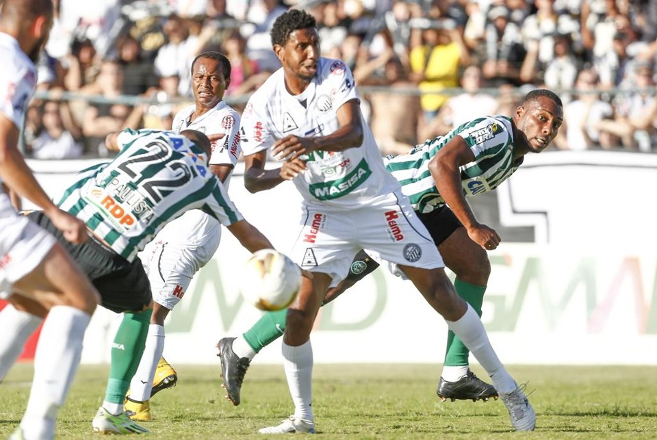 Operário venceu ao Coritiba nprimeira partida da final do Campeonato Paranaense por 1 a  0. | Hugo Harada/Gazeta do Povo