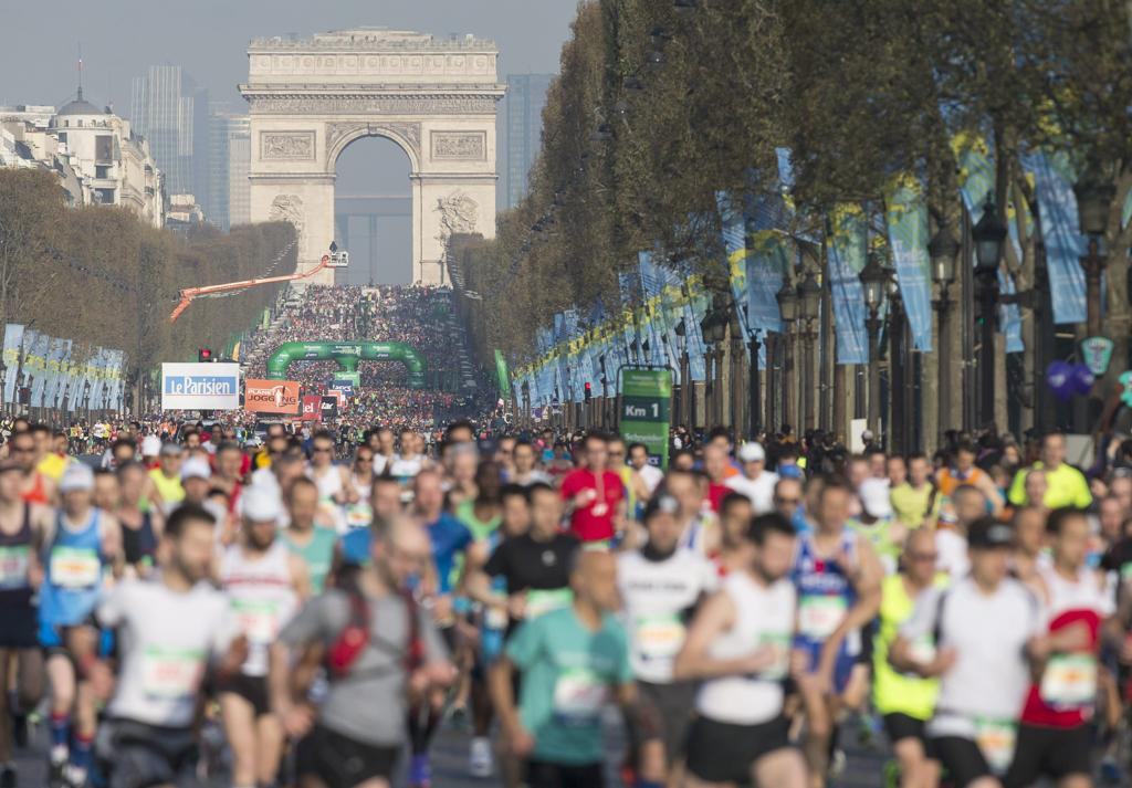 Milhares de atletas foram para as ruas de Paris neste domingo, para a Maratona de Paris. | IAN LANGSDON/EFE