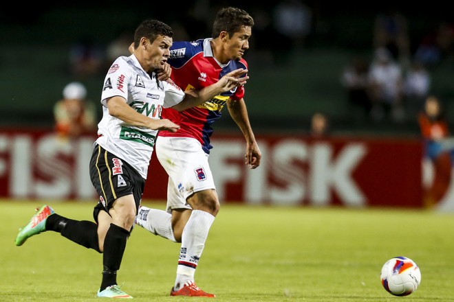 Jean ganha a disputa no meio-campo contra Pedrinho. | Brunno Covello/Gazeta do Povo