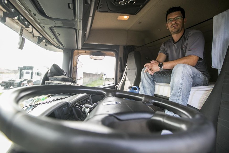 Com dez anos de estrada, o caminhoneiro Michel Andretta diz que a lei é “uma maquiagem”: “As coisas vão continuar na mesma”. | Brunno Covello/Gazeta do Povo