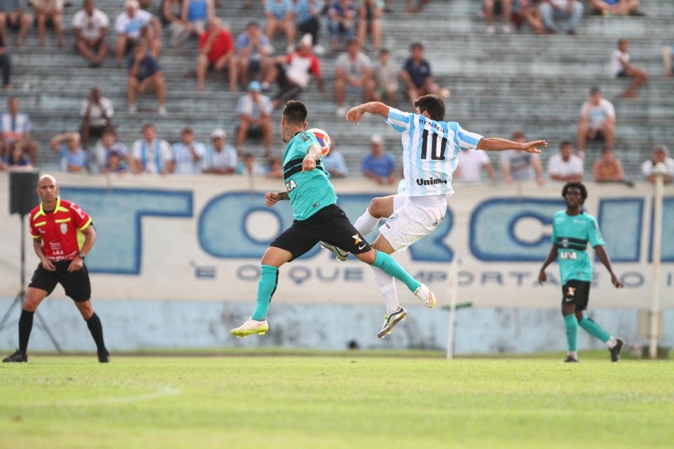 Rone Dias, camisa 10 do Londrina, em ação contra o Coritiba, no Estádio do Café. | Gilberto Abelha/Jornal de Londrina