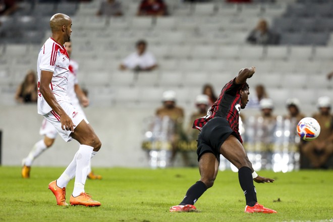 Douglas Coutinho patina no gramado: atacante mais uma vez apagado. | Brunno Covello/Gazeta do Povo