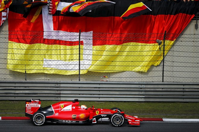 O bandeirão da Alemanha saúda Sebastian Vettel. | CARLOS BARRIA/REUTERS