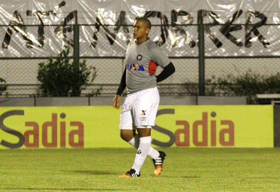 Walter teve mais destaque na estreia pelos passes do que pelas finalizações: jogou 64 minutos e chutou só uma vez a gol. | Felipe Couri/Especial para Gazeta do Povo