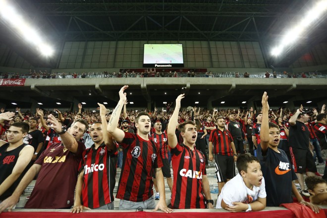 Torcida do Atlético cobrou jogadores e diretoria no jogo. | Hugo Harada/Gazeta do Povo