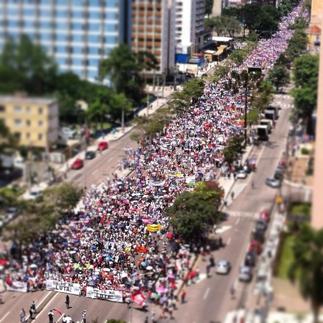 A marcha dos professores no Centro Cívico. Foto que Marcelo de Oliveira mandou #japragazeta. | 