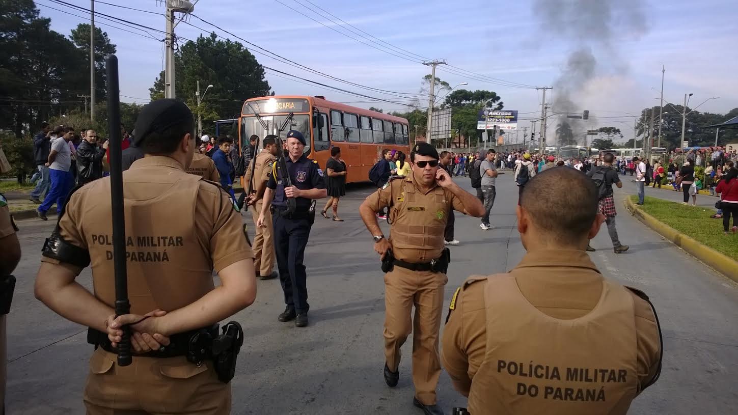 Polícia foi chamada a intervir para evitar depredação de ônibus no Terminal de Araucária. | Aniele Nascimento/Gazeta do Povo