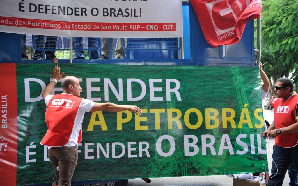 Integrantes da CUT saem nesta terça às ruas para defender direitos trabalhistas e o governo Dilma. | Marcello Casal Jr/Agência Brasil