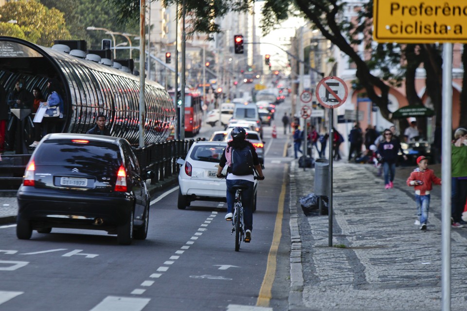 Fiscalização na Via Calma é realizada com radares estáticos, montados em tripés, em duas operações por semana. | Daniel Castellano/Gazeta do Povo