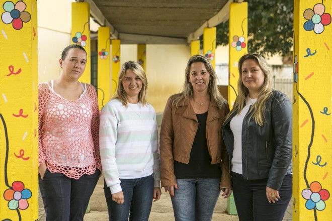 No CMEI Romário Martins: a diretora Edimara (ao centro, de jaqueta), a vice Patrícia (de blusa branca) e as novas integrantes da equipe – Ana Paula (à direita) e Elisandra (à esquerda). Escola ganha reforços como parte do Projeto Equidade | Marcelo Andrade/Gazeta do Povo