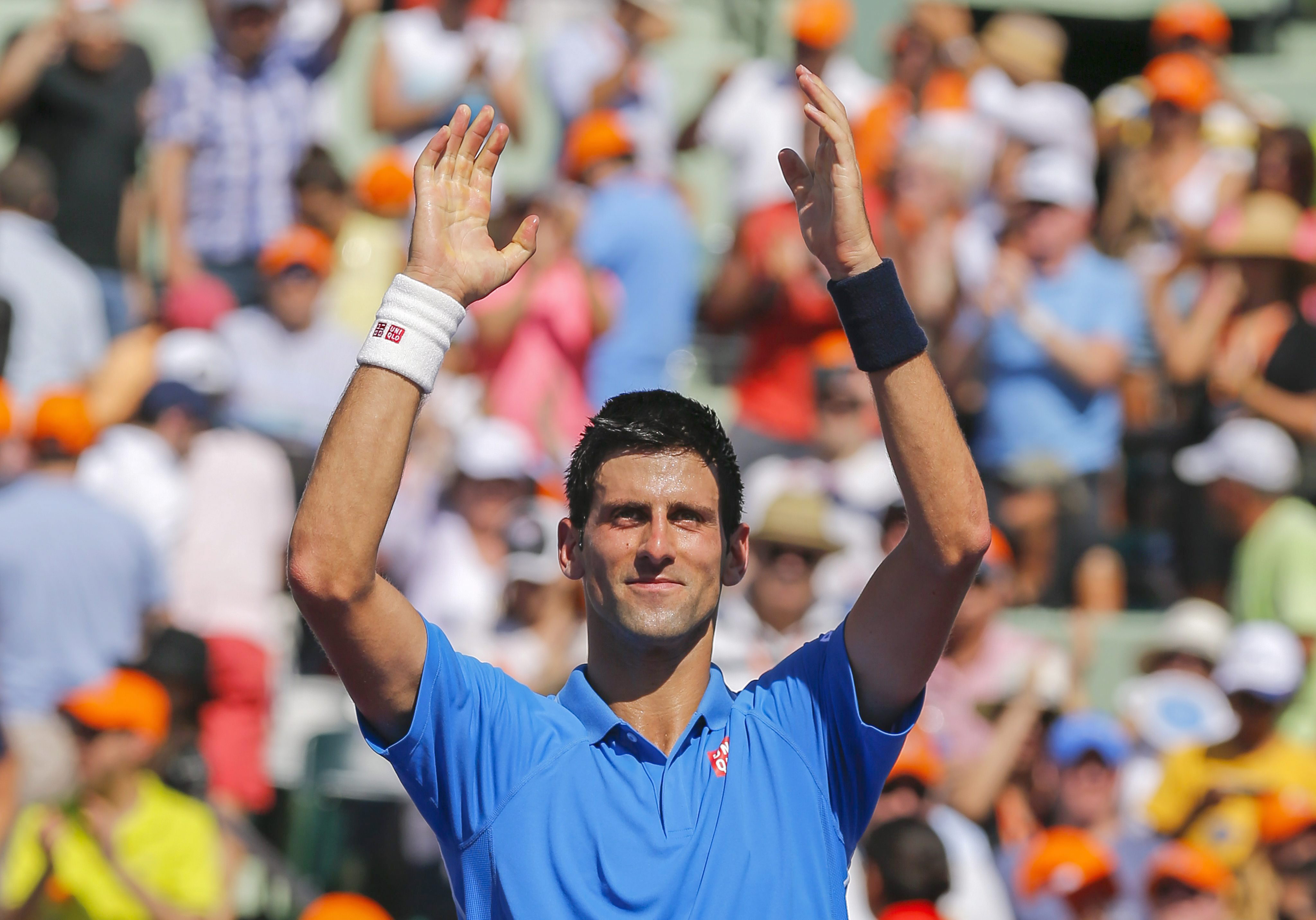 O tenista sérvio Novak Djokovic festeja a vitória contra Andy Murray na decisão do Masters 1.000 de Miami. | Erik S. Lesser/EFE