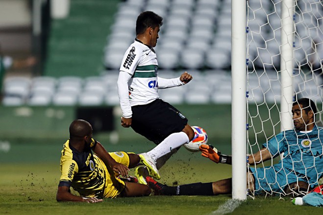 Rafhael Lucas aproveitou assistência de Negueba para marcar o segundo do Coxa e o 12º dele no Paranaense. | Albari Rosa/Gazeta do Povo