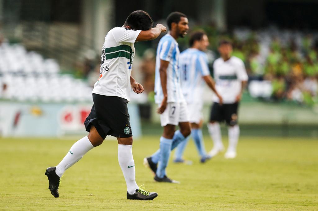 Rafhael Lucas deixou o jogo contra o Londrina no primeiro tempo e é dúvida para o jogo em Ponta Grossa. | Brunno Covello/Gazeta do Povo