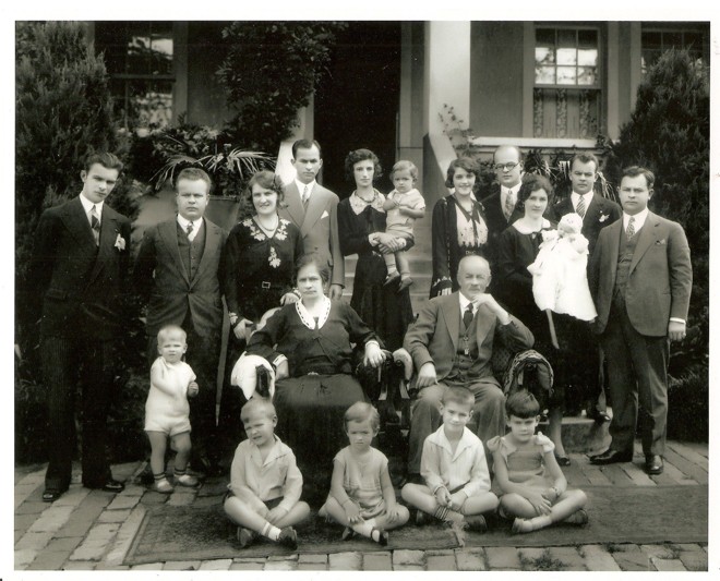 Foto da família Francisco Hauer, dono da Ferragens Hauer, datada de 1931. |