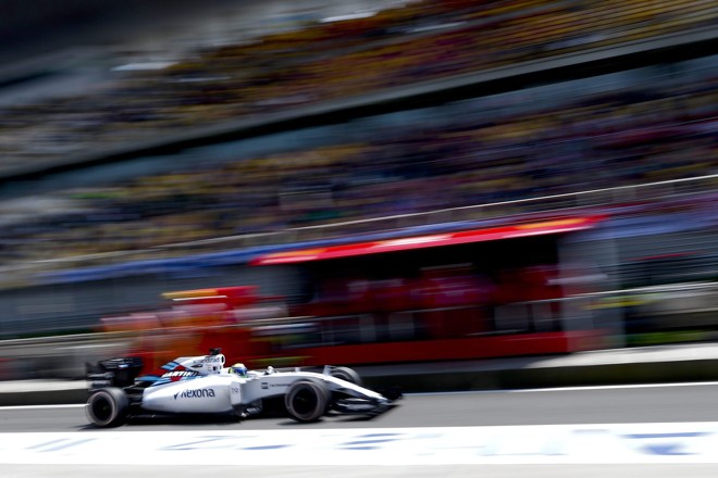 Felipe Massa acelera nos boxes. | DIEGO AZUBEL/EFE