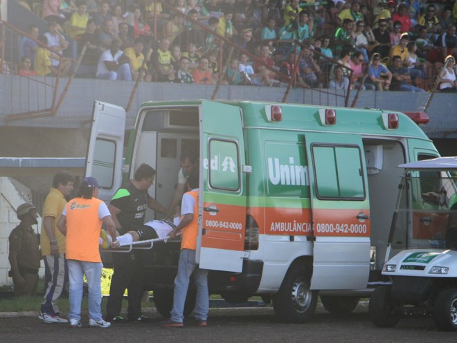 Atingido no nariz, João Paulo deixou o estádio de ambulância. | Divulgação/ Coritiba