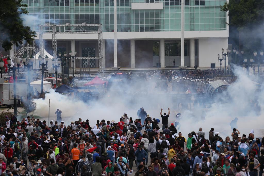 A Praça Nossa Senhora da Salete se transformou em cenário de guerra: policiais usaram bombas de gás lacrimogênio, balas de borracha e spray de pimenta para dispersar os servidores. | Ivonaldo Alexandre/Gazeta do Povo