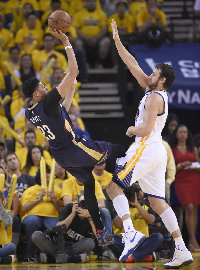ANGULAÇÃO PERFEITA Anthony Davis merece um Nobel de Física pelo equilíbrio perfeito para fugir da marcação e lançar a bola na cesta. | JOHN G. MABANGLO/EFE