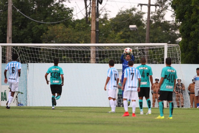 Vitor faz defesa segura no cruzamento para a área. | Gilberto Abelha/Jornal de Londrina