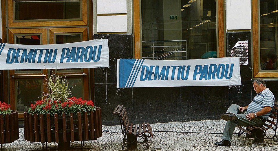 Faixas de protesto contra demissões: para alguns economistas, renda tem de cair para conter preços | Jonathan Campos/Gazeta do Povo
