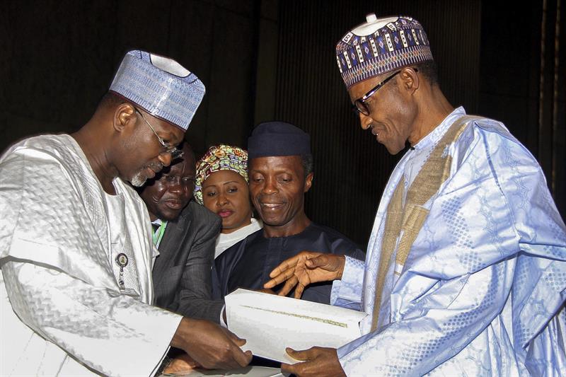 O presidente eleito da Nigéria, Muhammadu Buhari (à direita), e o vice-presidente, Yemi Osinbajo, recebem os certificados da Comissão Eleitoral do país | STR/Reuters